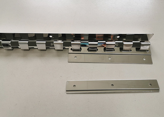 Haken auf dem hängenden System-Metall, das Teile für PVC-Streifen-Vorhänge stempelt